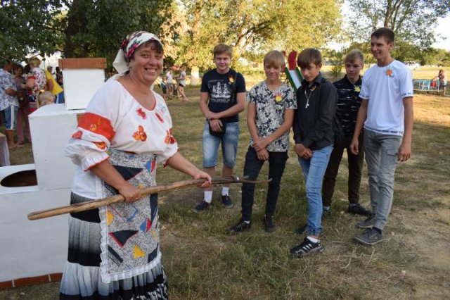 "Славим землю родную, на которой живём"