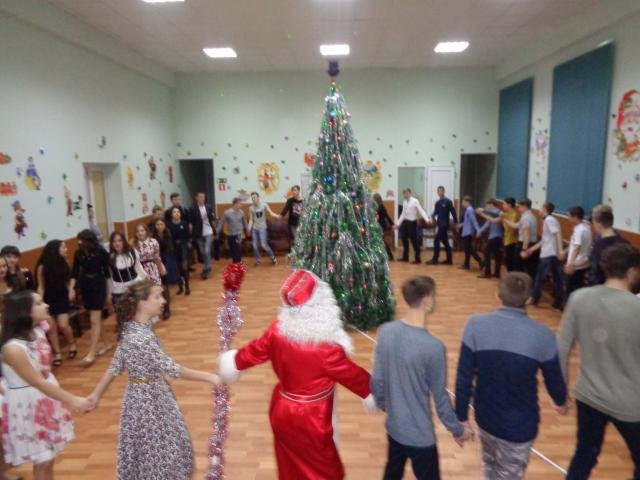 Молодежный новогодний вечер отдыха  "Новый год - веселый и находчивый"